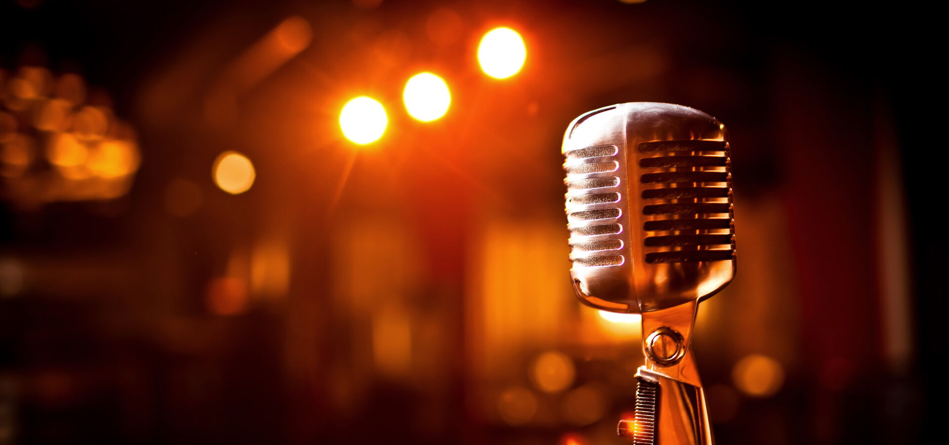 Menschen tanzen ausgelassen zu Live-Musik auf einer Veranstaltung