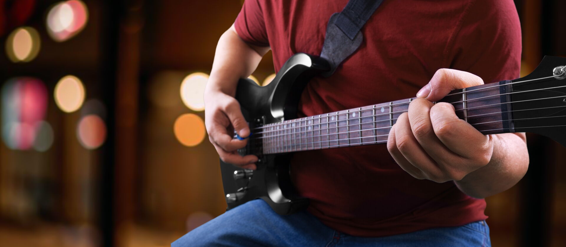 Musiker Duo tritt mit Gesang und Gitarre bei Veranstaltung auf