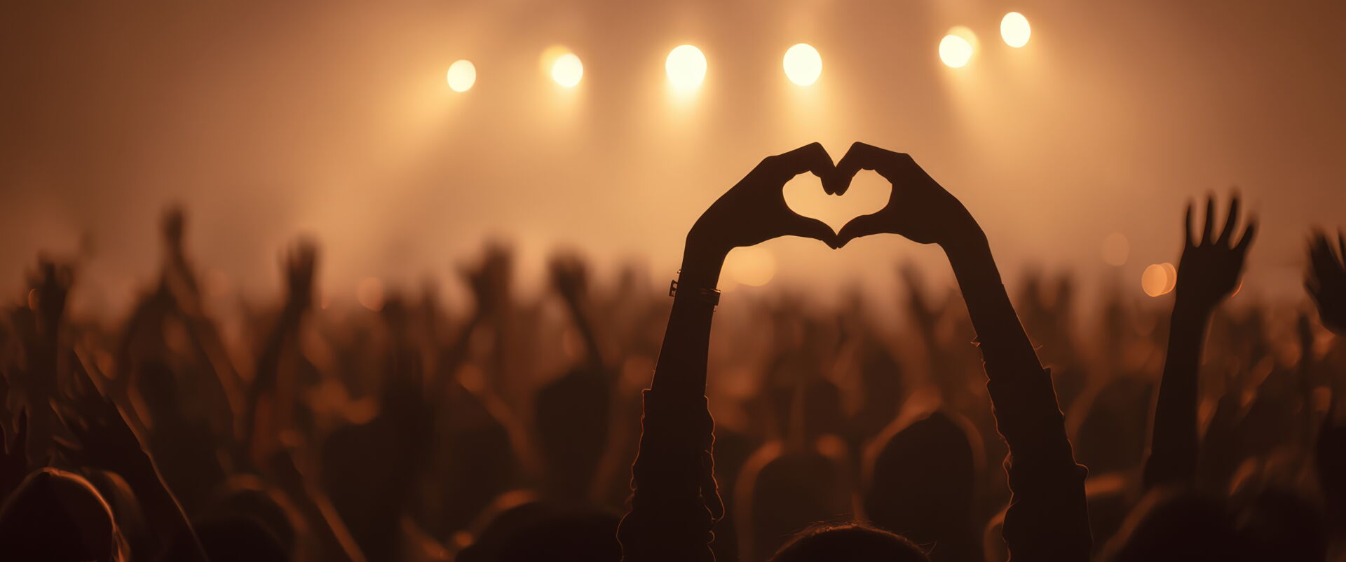 Konzertbesucher feiern und tanzen zu Livemusik